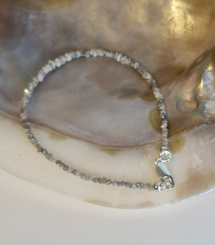 Armband aus silbergrauen